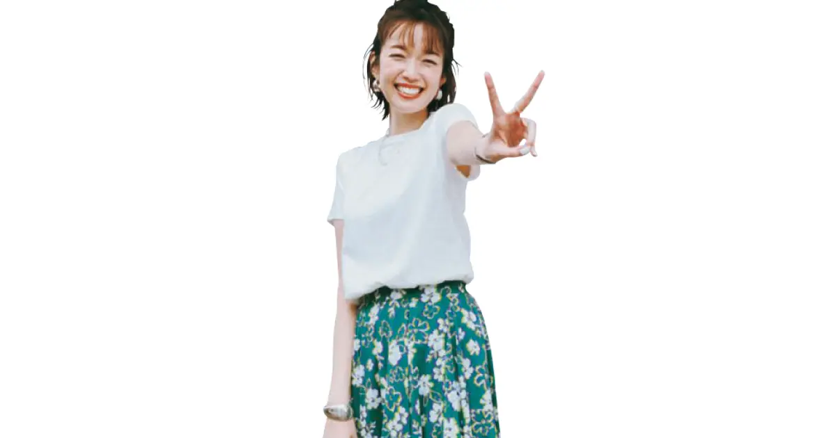 予想最高気温32℃／清涼感たっぷりの花柄スカートを白Tで引き立てて【BAILA今日のコーデ】