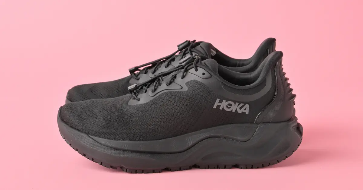 ふわっと軽い履き心地！ 「HOKA（ホカ）」の「アラヒ SR」で通勤を快適