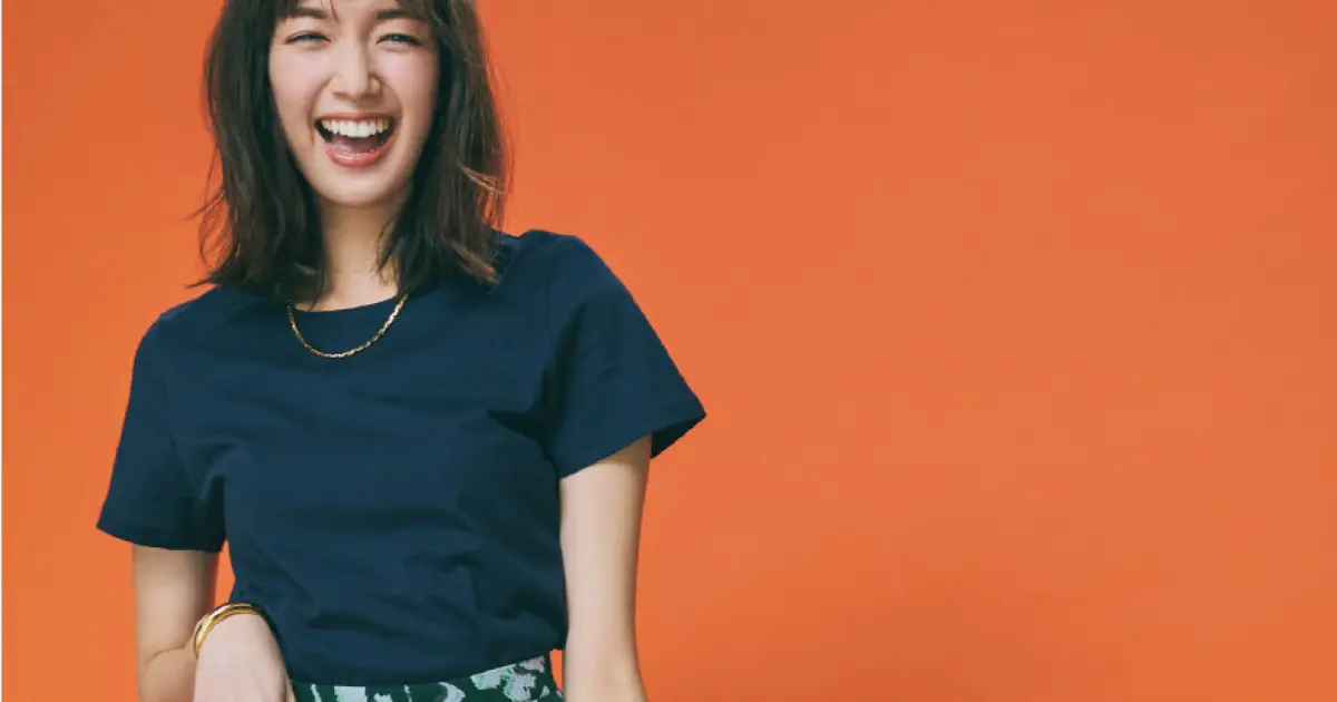 予想最高気温27℃／ネイビーTシャツで華やかスカートに大人のシックさを【BAILA今日のコーデ】