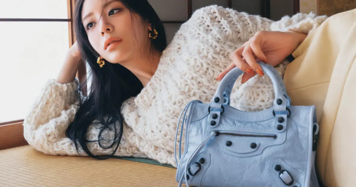 BALENCIAGA（バレンシアガ）】貴島明日香が選ぶ“一生もの”ミニバッグ