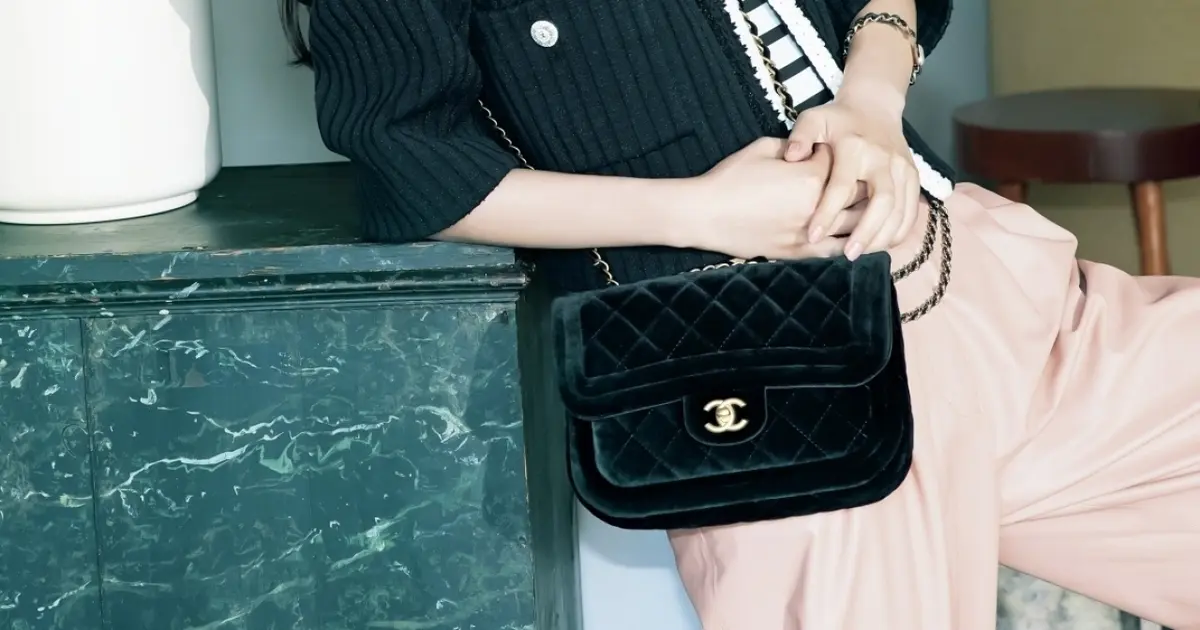 【光沢感が可愛い♡】CHANEL バッグ シャネルの新作バッグは、ベルベットの光沢がロマンチックな