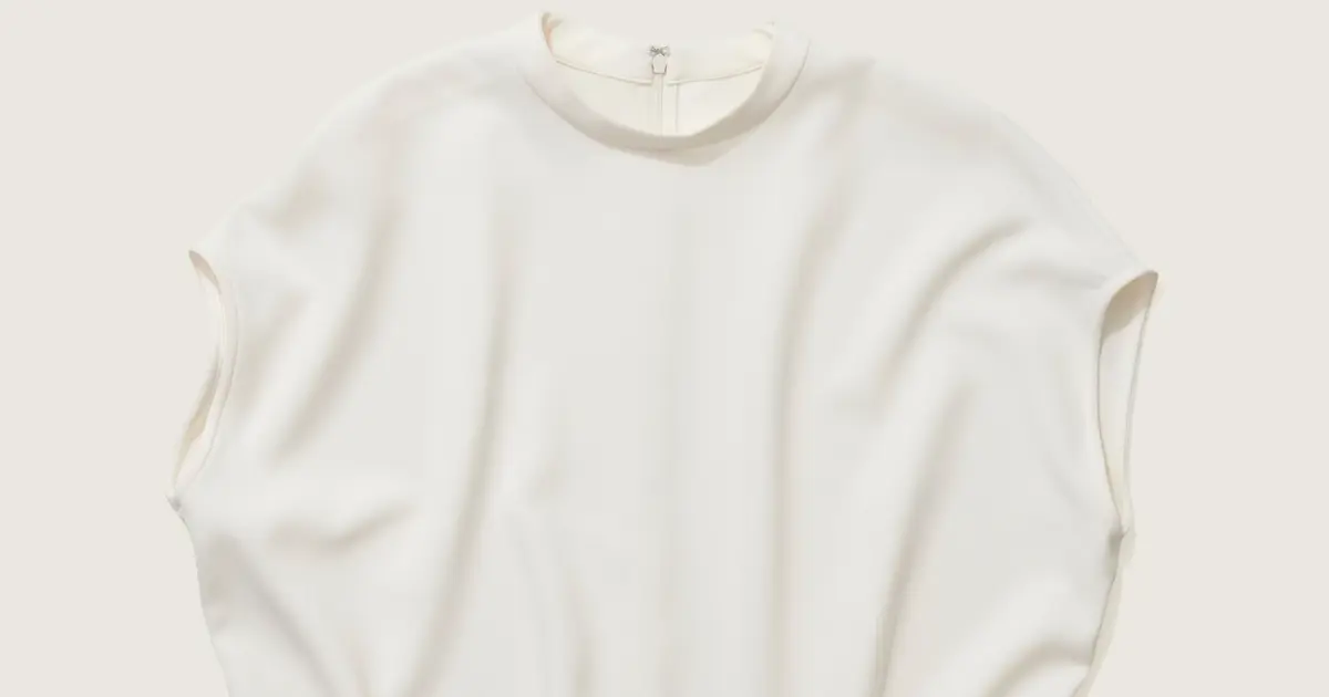 Tシャツ感覚で着られる「ソージュ」のブラウス／もうひと頑張りな木曜日【BAILAエディターが選ぶ 優秀通勤ワードローブvol.138】