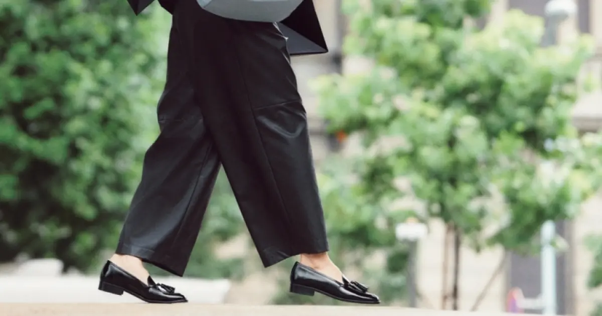 万能ローファー】シックなパーティスタイルの“盛り上げ役”はツヤ