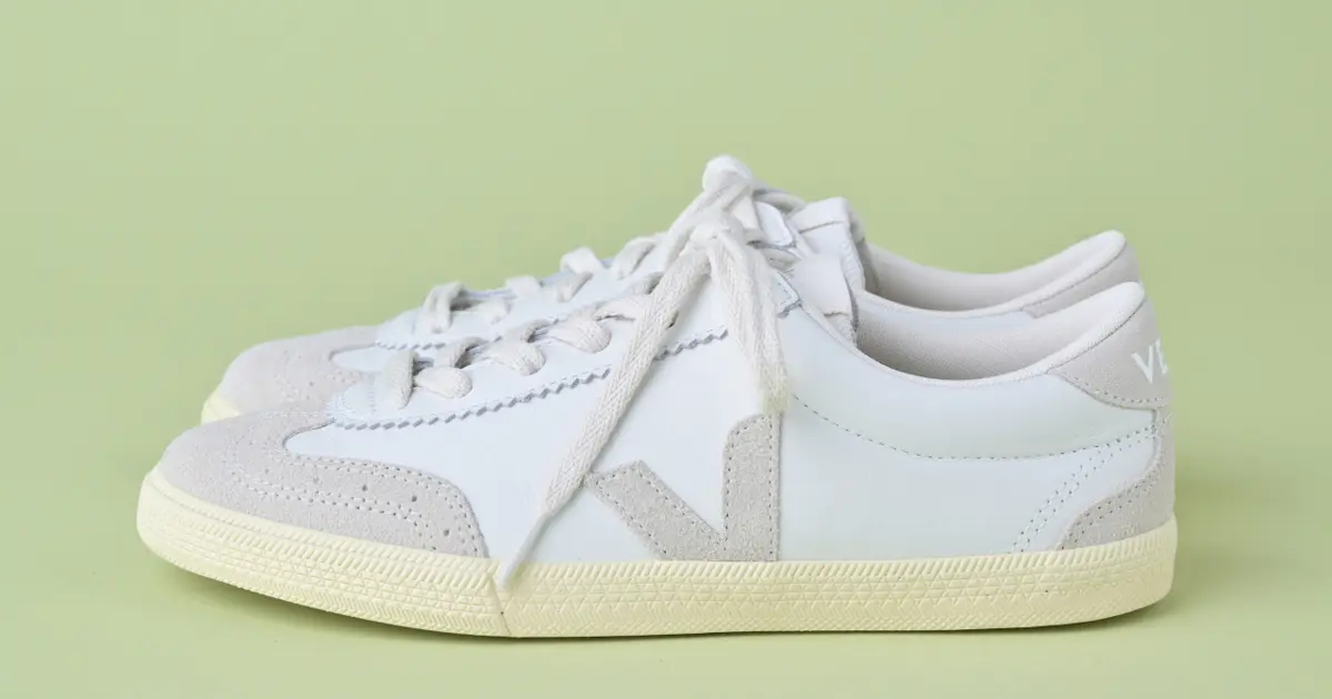 【VEJA（ヴェジャ） 白スニーカー】着用レビューも！ VOLLEYは、通勤にも使える薄底スニーカー「きれいめ服に似合う白スニーカー vol.99」