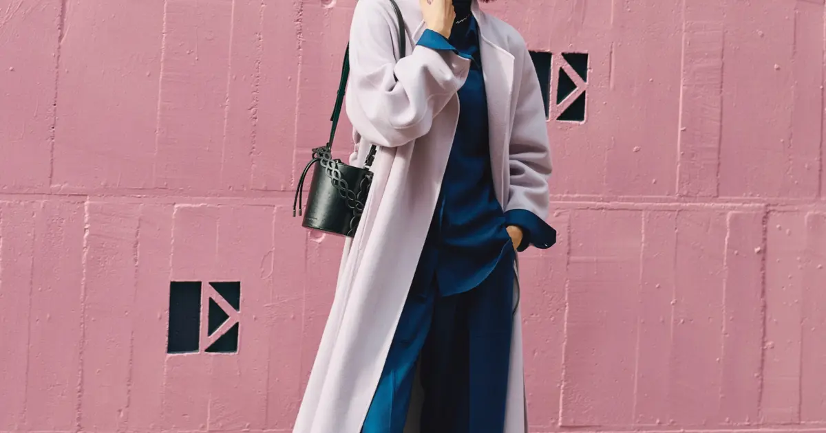 ピンクのアウターコーデ】心ときめく甘色アウターはネイビー合わせで