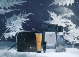 クリスマスコフレ　2025　ファス　FAS ベストセラー ホリデーコフレ 2025 ￥16110（2025年10月29日限定発売） セット内容：FAS ザ ブラック エッセンス 120mL （現品）、FAS ザ ブラック デイリー シートマスク 10枚（現品）、FAS ザ クリア クレンジング ジェル 28mL、FAS ザ ブラック リフト アイクリーム　ミニ 1g、FAS ホリデーポーチ　2025 ＊2025年10月1日より予約開始