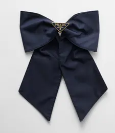 プラダ　リボン　ヘアクリップ