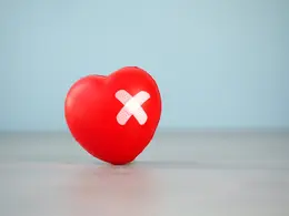 絆創膏が貼られたハート（心が傷ついた様子）