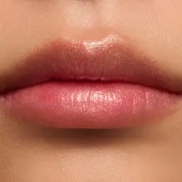 プラダ ビューティ　リップ バーム フロスティング ケア 　塗布イメージ