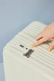 ダイヤル式TSAロックを採用。施錠したまま預け入れが可能
