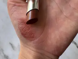 手に塗ってみるとむっちり、ツヤツヤ