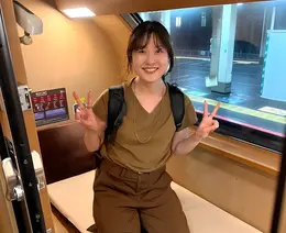 憧れの寝台列車の個室で目を輝かせる私