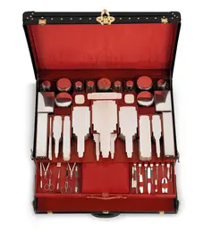 メゾン初期には旅する芸術家のためにオーダーメイドのバニティケースやトイレタリーケース、長い航海中にデリケートなフレグランスボトルを守るクッション入りコンパートメントを備えたトランクなどを手掛けていた「ルイ・ヴィトン」