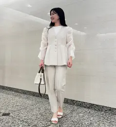 ナチュラルビューティーベーシック　ジレセットアップ　プレス着用画像