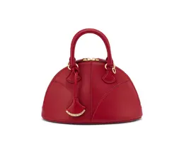 ブルガリ　ディーヴァ ドリーム バッグ（W23×H15×D12cm）￥401500（ゴートレザー/ロイヤルルビー）