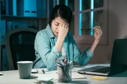 残業をしている女性会社員のイメージ