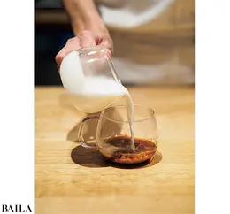 コーヒーとミルクの割合は1:2、ミルクは甘みが出やすい60〜65℃がベスト。バニラエッセンスやラム酒を加えても
