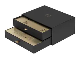 クリスマスコフレ　2025　エスト　est　シックなデザインの特製ボックスは、中身を使い終えた後も小物入れとして活躍してくれそう。コスメツールの収納など、自分だけの使い方を楽しんで