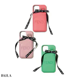 国内最大級の大型フラッグシップストア「パラッツォ フェンディ表参道」の移転オープンを記念し、ここだけで手に入る限定アイテムを発表。「中でも気になったのが“FENDIROMA”のロゴが入ったリボンつきスマホカバー。カラフルな全5色展開で、どれにしようか目移りします」。スマートフォンカバー各￥69300／フェンディ ジャパン（フェンディ）