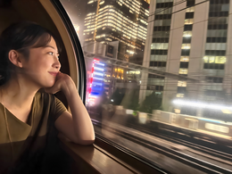 サンライズの車窓から夜景を眺める私