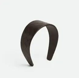 ボッテガ・ヴェネタ　ヘッドバンド￥132000（カラー：フォンダンテ）   