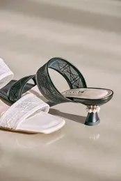 ダイアナ　パールのヒールサンダル