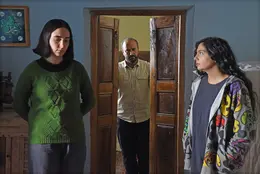 映画　聖なるイチジクの種　予審判事の父親と娘たちの写真