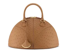 ブルガリ　ディーヴァ ドリーム　バッグ（W32×H19.5×D16cm）￥1155000（オーストリッチ / デザートジャスパー） ※2025年5月発売予定   