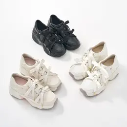 【大人の白スニーカー】通勤や街歩きにも（写真）_1_7