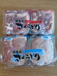 コストコの定番お肉、4連の透明パックに小分けされた「さくらどり」のパッケージ写真。平日の時短調理や下味冷凍に便利な大容量パック。