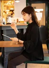 楫真梨子黒ブラウス