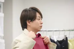 「BAKUNEスウェット上下セット（櫻井翔コラボモデル）」開発で色を吟味する櫻井翔さん