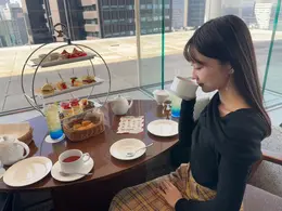 アフタヌーンティー　紅茶を飲む女性