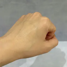 ダルバのメイクフィクサーをスプレーしたときの細かいミストの様子