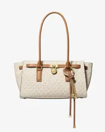 マイケル・コース　HAMILTON MODERNE ショルダー トート ウィズ チャーム スモール　￥48400　バニラ／エイコーン
