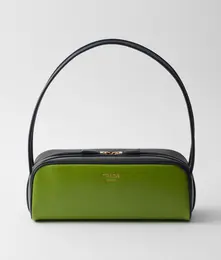 プラダのハンドバッグ　プラダ　スイング