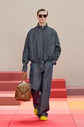 2026年春夏 メンズコレクションのランウェイで披露されたトラベルバッグ