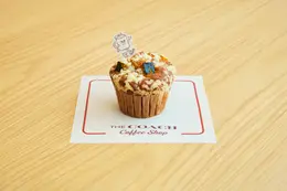 「The Coach Coffee Shop」の秋限定メニュー「SEASONAL MUFFIN - CARAMEL PUMPKIN」