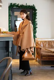 キャメルケープコートコーデ