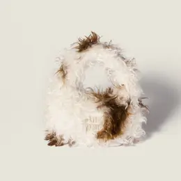 「MIU MIU（ミュウミュウ）」のバッグ「ワンダー」