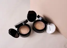 プードゥル ユニヴェルセル リーブル オン-ザ-ゴー 全4色 各¥9900／シャネル