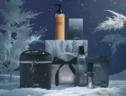 クリスマスコフレ 2025 ファス　FAS プレミアム ホリデーコフレ 2025　￥33990（2025年11月26日限定発売） セット内容：FAS ザ ブラック エッセンス 200ｍL、FAS ザ ブラック リフト アイクリーム 15g（現品）、FAS ザ クリアクレンジング ジェル 180mL （現品）、FAS ザ　ブラック　ナイト　チャージ　マスク 2g、FAS ザ ブラック デイリー シートマスク 1包、FAS ザ ブラック クリーム［Fクリーム/ 医薬部外品］ 5g、FAS ホリデー バニティポーチ 2025 ＊2025年11月1日より予約開始