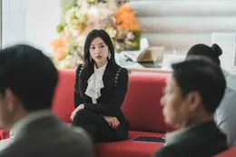 韓ドラ『涙の女王』百貨店の代表ホン・へインが会議をする場面写真