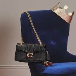 タビー ショルダー バッグ 26￥88000、チェリー バッグチャーム￥17600、レザー クラウン￥42900