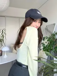 低身長×骨格ストレート向け！バターイエローの背中あきトップス