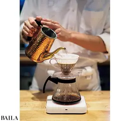 3投目で残りの湯を注ぐ。抽出し終わったらドリッパーを外し、カップにコーヒーを注ぎ、召し上がれ