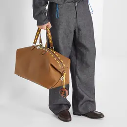 手触りの良い柔らかなグレインレザーを用いて丹念に仕立てられたトラベルバッグ