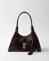 プラダのショルダーバッグ　ショルダーバッグ