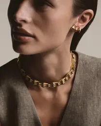 モデル着用画像：首もと