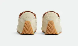 ボッテガ・ヴェネタ　新作スニーカー　ウィメンズ（シーソルト/キャラメル）￥137500　かかと　